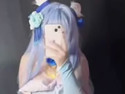 Симпатичная девица делает селфи, лаская пальцами свою киску